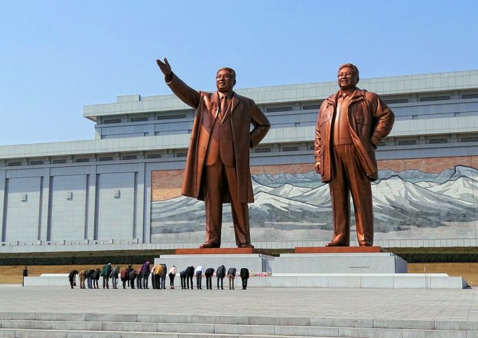 WC North Korea-Mansudae-Monument-Bow-2014